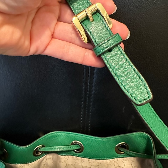 Micheal Kors shoulder bags👜, green color,one size , zipper pocket inside - Picture 11 of 12